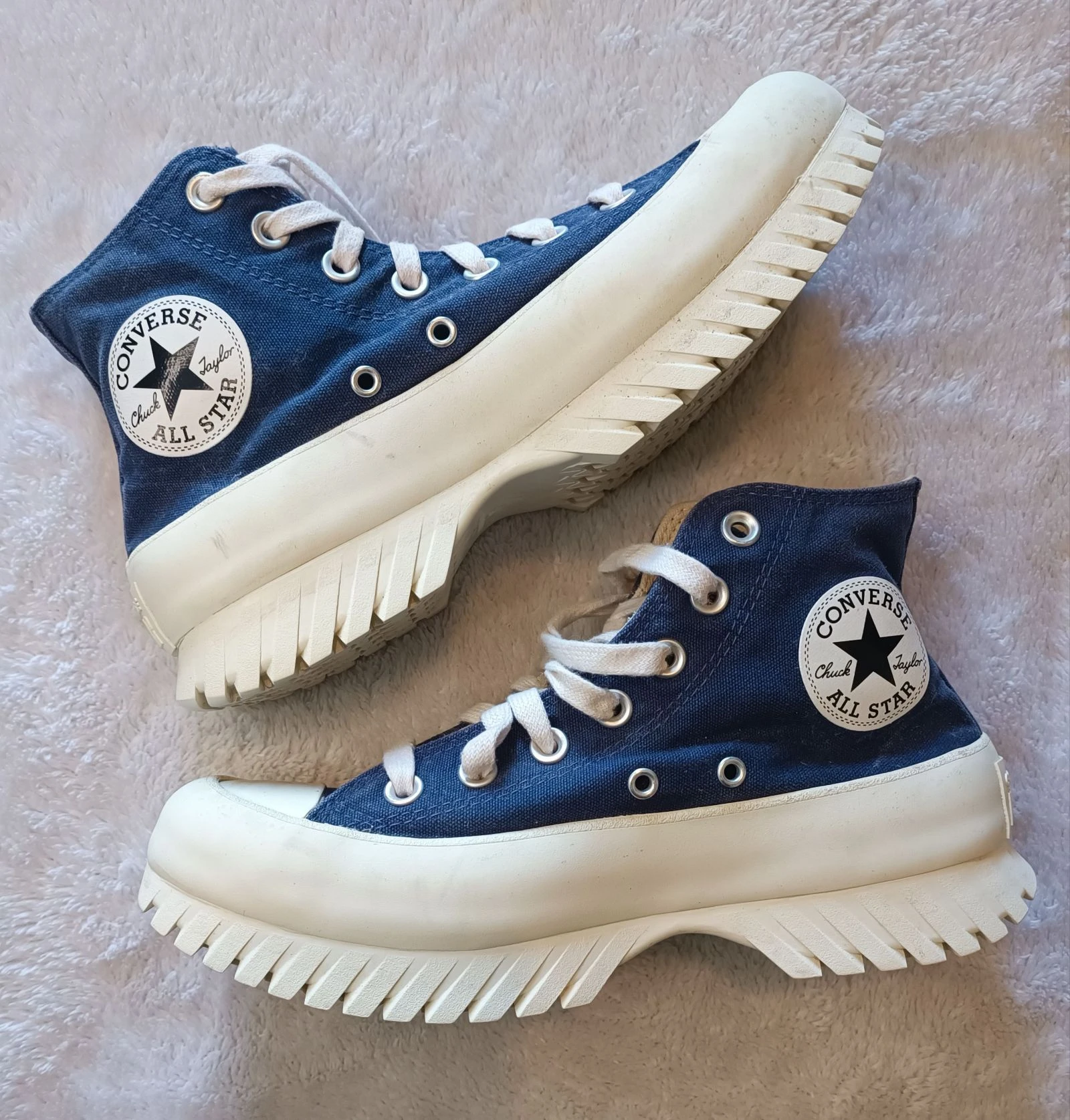 Paire de converses All Star Chuck Taylor en bon état taille 38 coloris bleu marine semelle compensée